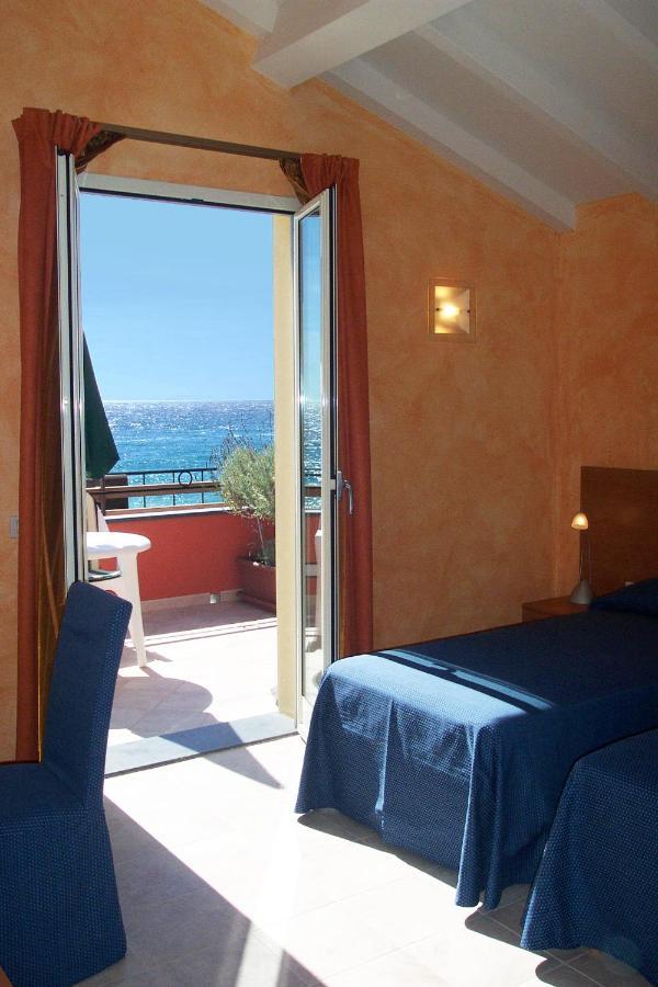 Acqua Di Mare Acomodação com café da manhã Bordighera Exterior foto